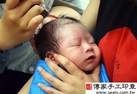 蕭寶寶(台中北區嬰兒寶寶滿月剃頭理髮、免費嬰兒剃胎毛儀式吉祥話)。中國風會場，爸媽寶貝免費穿「日中韓」古裝禮服。專業拍照、DVD光碟、證書。★購買「臍帶章、肚臍章、胎毛筆刷印章」贈送：剃頭、收涎、抓周，三選一。 2015.09.15 照片14